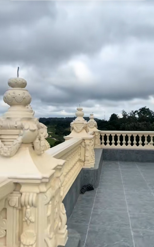 Sân thượng với tầm "view triệu đô". Ảnh: @lng.nhm.c