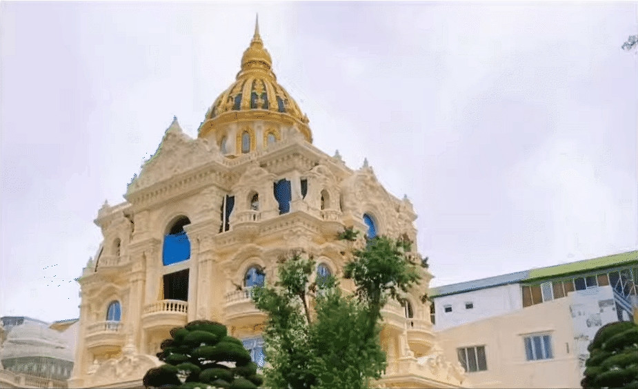 Cả tòa lâu đài được bao phủ một màu vàng kem tinh giản, sang trọng, từng chi tiết đều được chạm trổ tinh xảo. Ảnh: @tansonstp