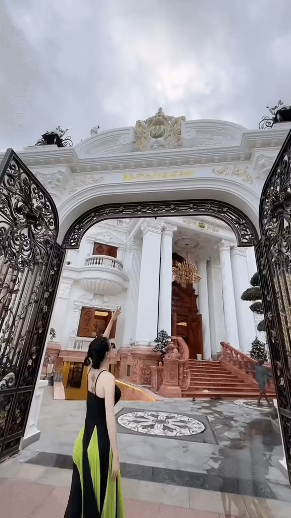 Theo tiết lộ của gia chủ, tòa nhà được xây dựng trên khu đất 1.000m2 và phải mất 5 năm mới có thể hoàn thiện. Ảnh chụp màn hình