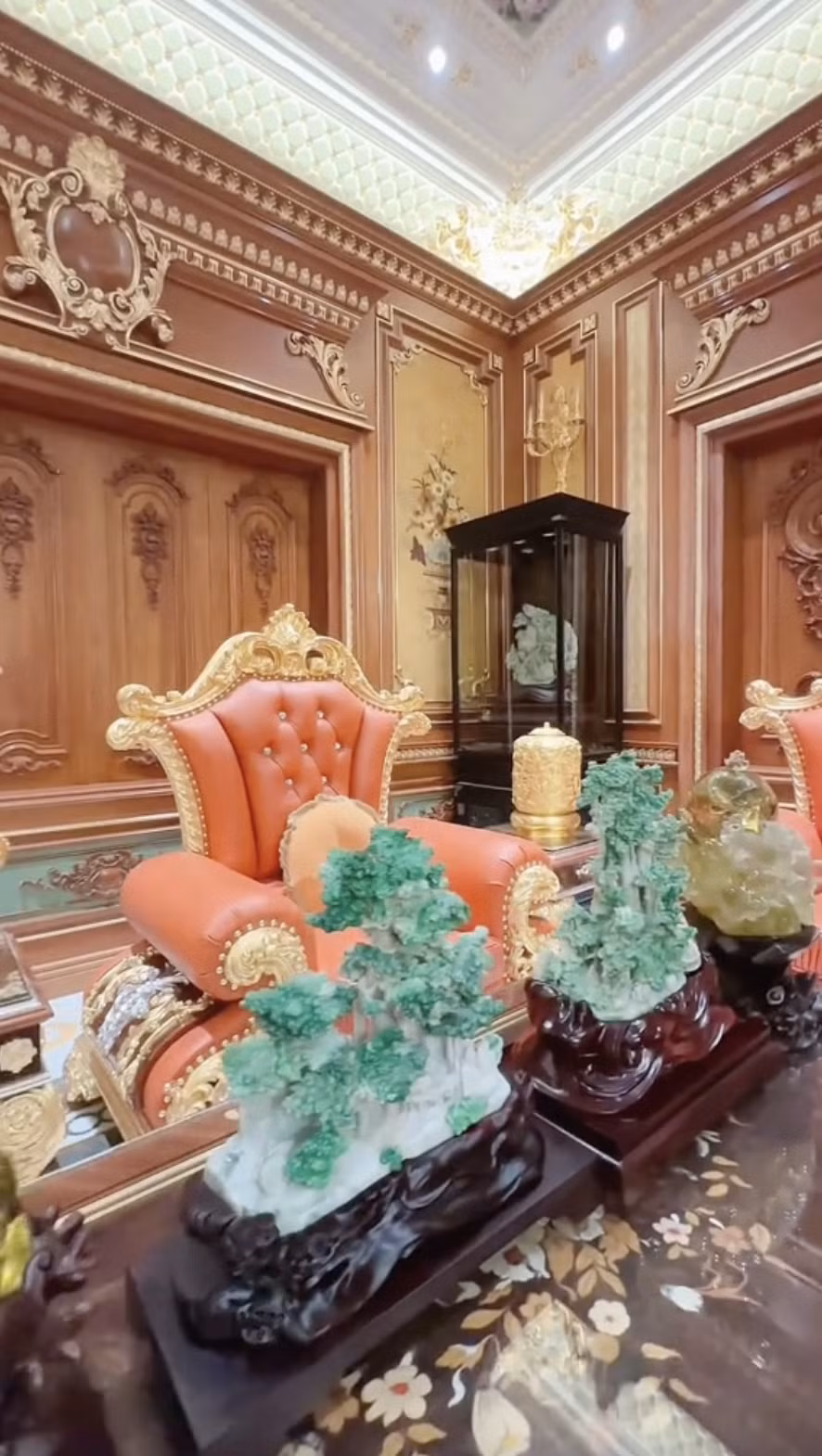 Nhiều đồ decor trong nhà làm từ ngọc và đá quý sang trọng.