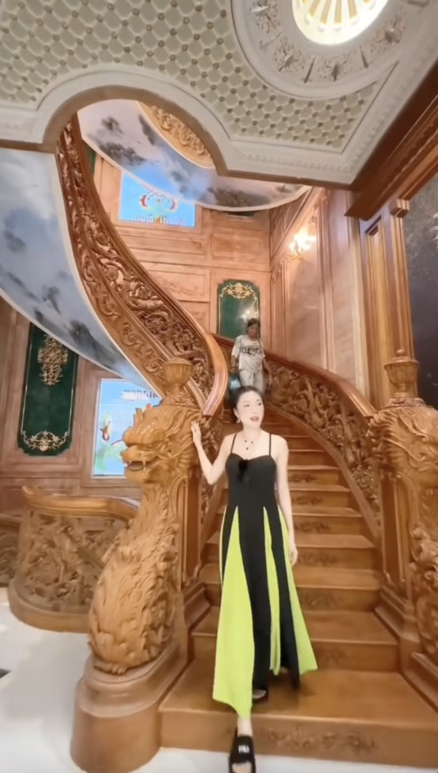 Cầu thang lớn được chạm khắc cầu kỳ.