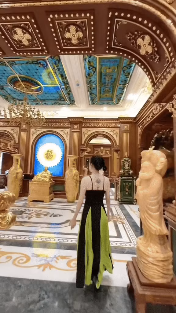 Khu vực sảnh, phòng khách có nhiều đồ trang trí bằng ngọc. Ảnh: chụp màn hình