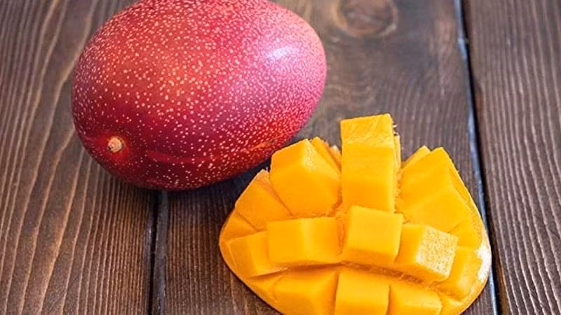 Mỗi trái xoài mang đi đấu giá đều phải đạt nhiều tiêu chí khắt khe, bao gồm đạt trọng lượng mỗi quả ít nhất 350gram, chứa hàm lượng đường cao, hơn một nửa phần vỏ chuyển sang màu đỏ hồng...Ảnh: ZenPop