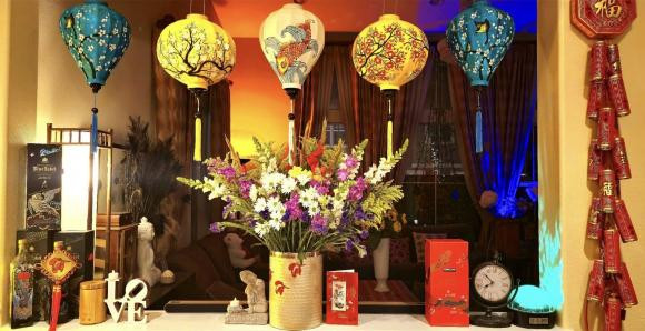 Dù hết Tết Âm lịch, Hồ Lệ Thu vẫn để hoa, đèn lồng... trong nhà, lưu giữ chút hương sắc xuân. Ảnh: FBNV