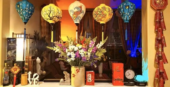 Dù hết Tết Âm lịch, Hồ Lệ Thu vẫn để hoa, đèn lồng... trong nhà, lưu giữ chút hương sắc xuân. Ảnh: FBNV