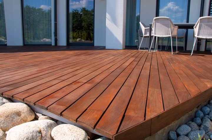 Do đặc tính nổi bật về độ bền, chắc, vẻ đẹp tự nhiên sang trọng, gỗ Ipe thường được dùng làm nhiều vật dụng khác nhau như bàn ghế, ván sàn, cầu thang, thậm chí là dùng để trang trí cho du thuyền sang trọng...Ảnh: Sapele Outlet