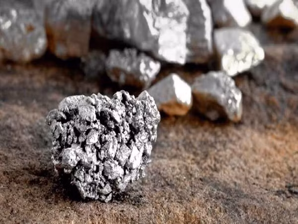 Ngoài ra, rhodium còn được sử dụng trong sản xuất linh kiện điện tử, thường được dùng trong mạch điện và đầu nối. Ảnh: Getty