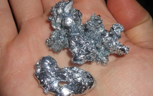Giá rhodium cao một phần là do sự khan hiếm, chỉ khoảng 30 tấn được sản xuất mỗi năm. Con số này ít ỏi so với khoảng 210 tấn paladi, 190 tấn bạch kim hoặc 3.100 tấn vàng được sản xuất vào năm 2022. Ảnh: Geologyin