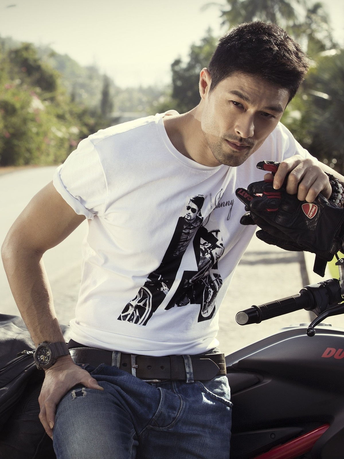  Johnny Trí Nguyễn (sinh năm 1974) là ngôi sao võ thuật ăn khách bậc nhất làng phim Việt. Tuy nhiên, từ 2017 sau bộ phim hài hành động "Vú em tập sự", Johnny Trí Nguyễn hạn chế hoạt động nghệ thuật. Ảnh: Internet