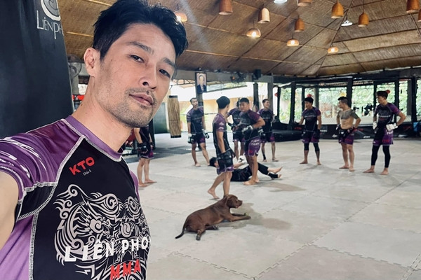 Nam nghệ sĩ lui về ở ẩn, chọn cuộc sống điền viên ở võ đường của mình, chuyên tâm đào tạo những nhân tài mới cho làng võ thuật và hỗ trợ các đoàn phim có yếu tố hành động. Ảnh: FBNV