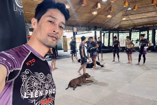 Nam nghệ sĩ lui về ở ẩn, chọn cuộc sống điền viên ở võ đường của mình, chuyên tâm đào tạo những nhân tài mới cho làng võ thuật và hỗ trợ các đoàn phim có yếu tố hành động. Ảnh: FBNV