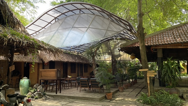 Ngoài khu luyện tập có diện tích lớn, Johnny Trí Nguyễn còn cho xây một căn "nhà lá" nằm nép mình ở cuối võ đường. Ảnh: FBVN