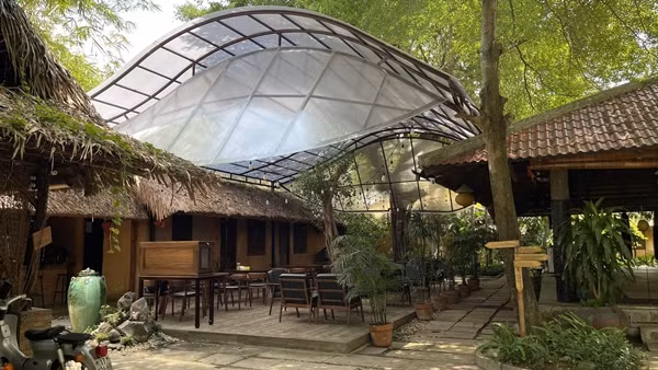 Ngoài khu luyện tập có diện tích lớn, Johnny Trí Nguyễn còn cho xây một căn "nhà lá" nằm nép mình ở cuối võ đường. Ảnh: FBVN