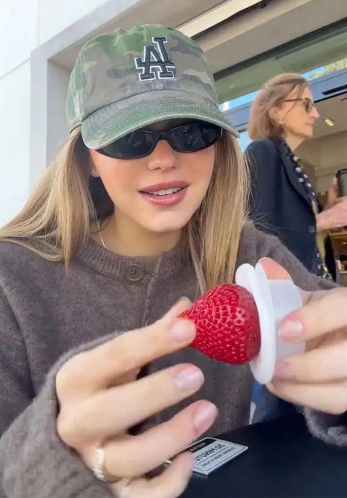 Thậm chí, có người còn mô tả hương thơm của dâu tây là "nồng nàn khó cưỡng". Dù thừa nhận mức giá quá cao, tài khoản này vẫn xem đây là một trải nghiệm thú vị. Ảnh: New York Post