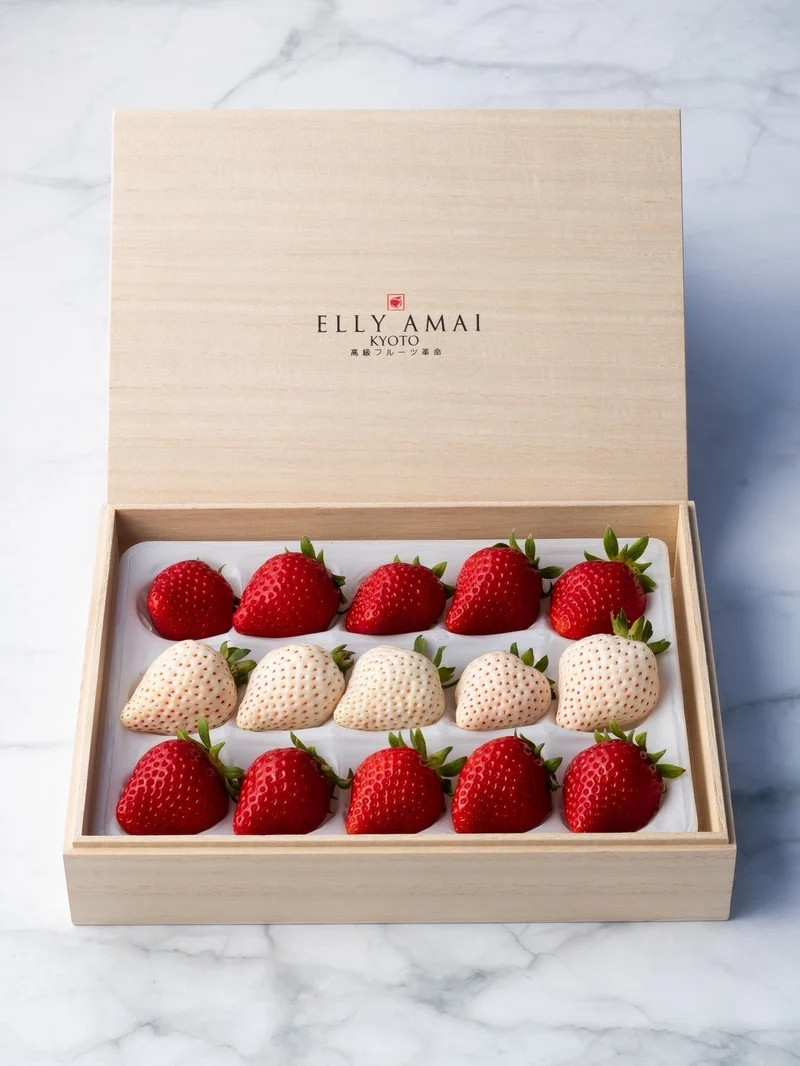 Theo tiết lộ của chủ cửa hàng, những trái dâu tây được hái vào thời điểm "chín nhất". Sau đó, bày bán trên kệ hàng chỉ trong vòng 24 - 48h. Ảnh: Elly Amai