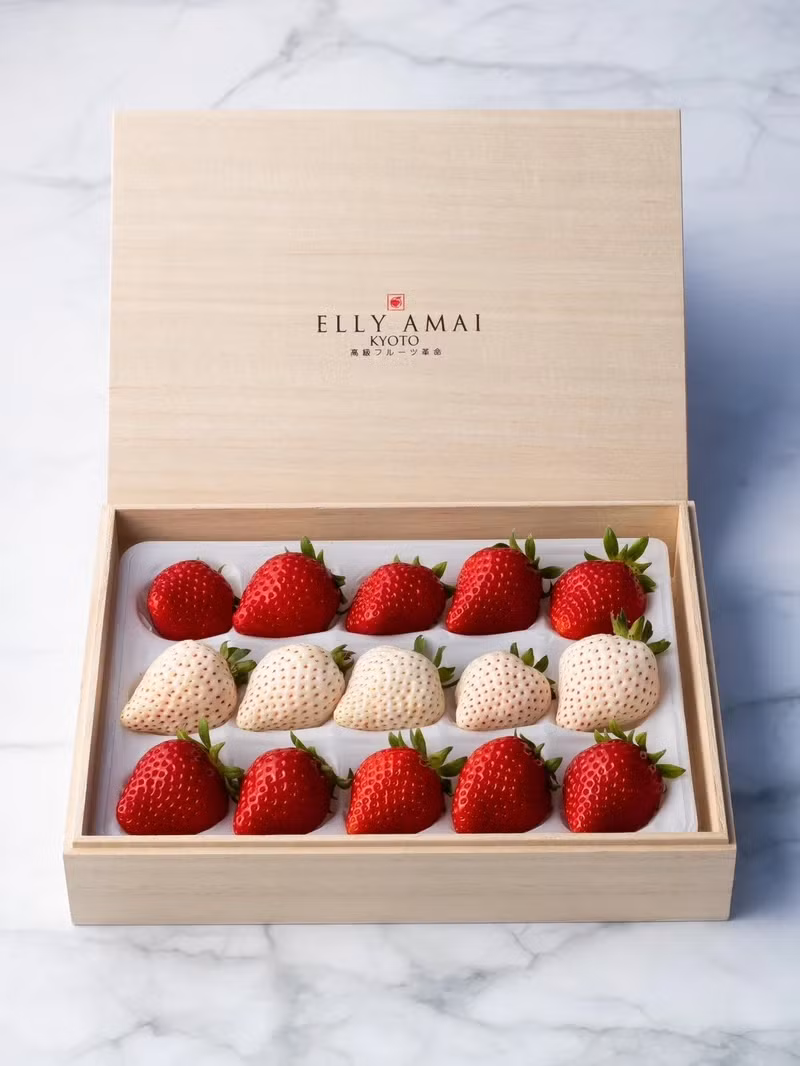 Theo tiết lộ của chủ cửa hàng, những trái dâu tây được hái vào thời điểm "chín nhất". Sau đó, bày bán trên kệ hàng chỉ trong vòng 24 - 48h. Ảnh: Elly Amai