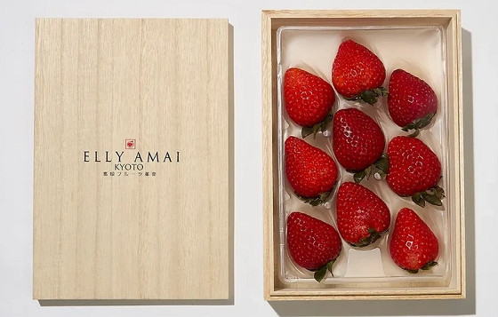 Theo Hãng tin Fox News, một cửa hàng thực phẩm hữu cơ ở Los Angeles (Mỹ) thu hút sự chú ý khi bày bán một quả dâu tây có giá lên tới 19,99 USD (hơn 500.000 đồng). Ảnh: Erewhon