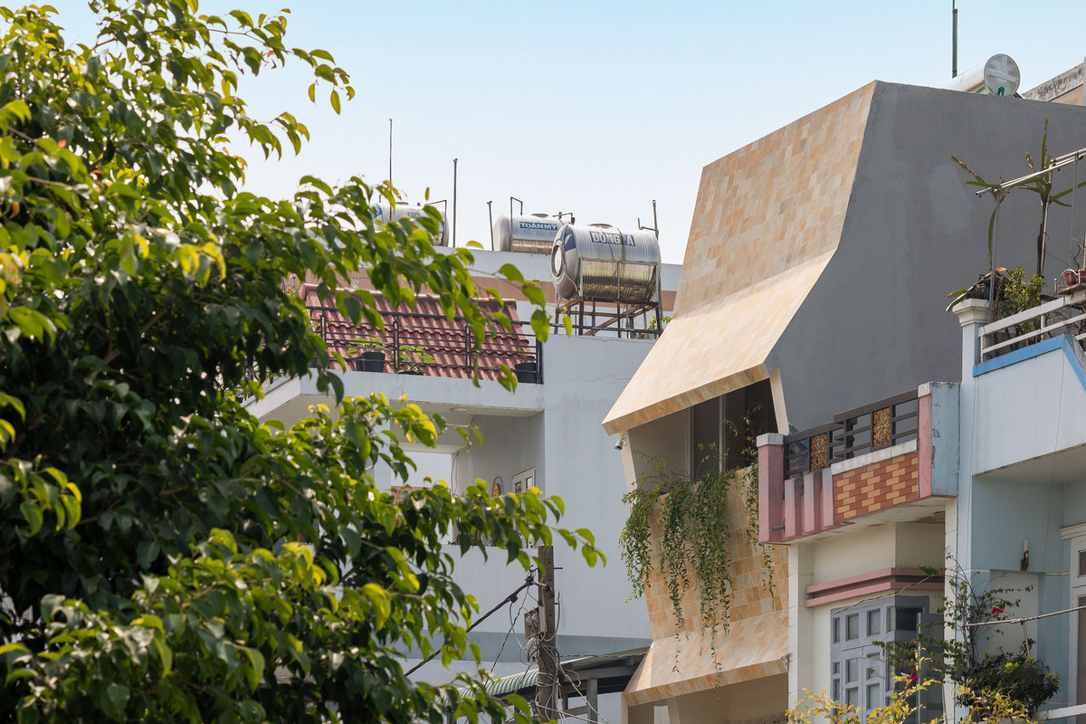 Tọa lạc tại quận 12 (TP HCM), ngôi nhà nổi bật với phần mặt tiền lấy cảm hứng từ các nếp gấp của nghệ thuật gấp giấy origami, tạo nên một cấu trúc hấp dẫn về mặt thị giác. Ảnh: Minq Bui