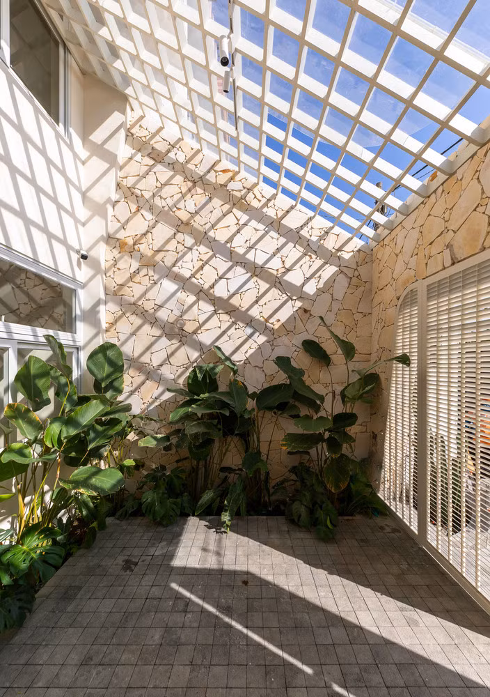 Thiết kế góc cạnh, gấp kết hợp với gạch đá chịu nhiệt giúp căn nhà phù hợp với khí hậu nóng của Việt Nam, giúp không gian trong nhà luôn mát mẻ. Ảnh: Minq Bui