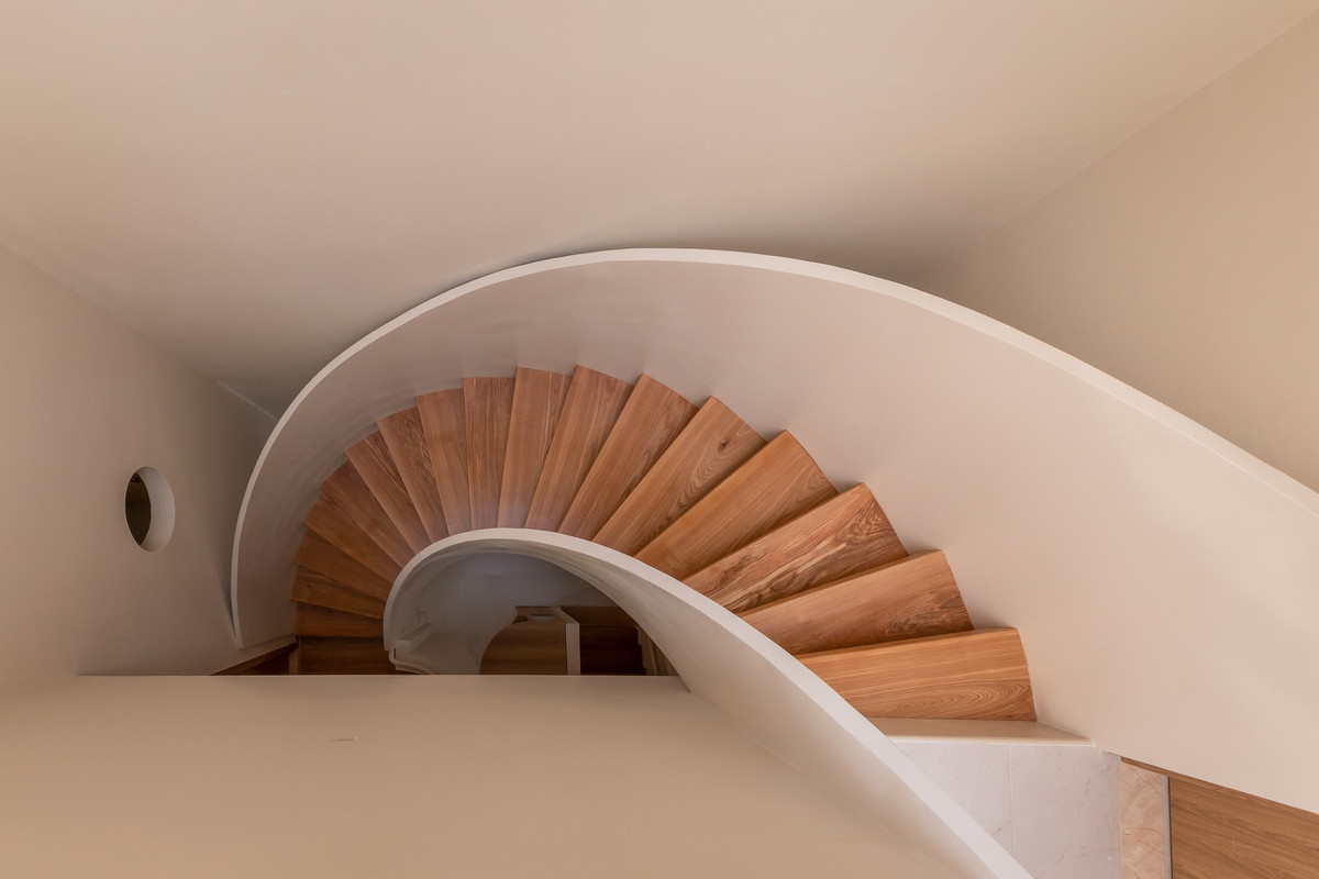 Đôi khi, cầu thang còn là điểm nhấn mang đến vẻ đẹp cá tính cho công trình. Ảnh: Minq Bui