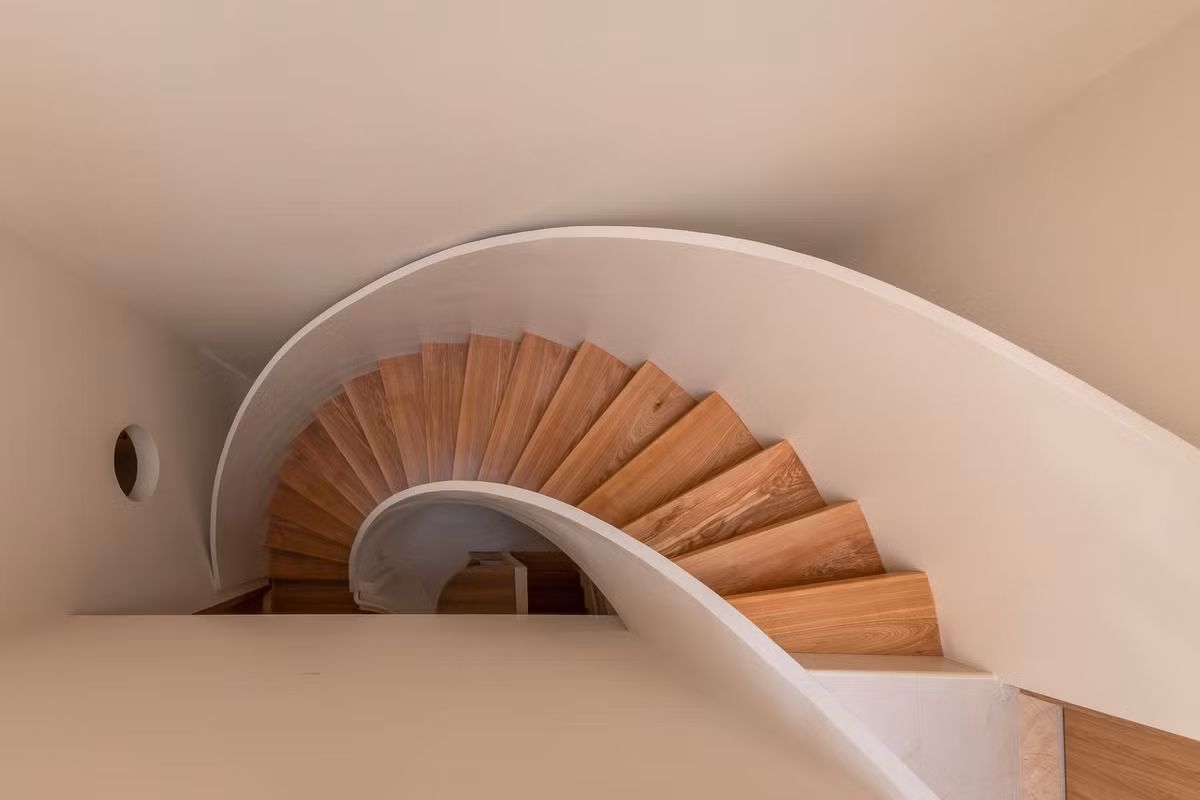 Đôi khi, cầu thang còn là điểm nhấn mang đến vẻ đẹp cá tính cho công trình. Ảnh: Minq Bui