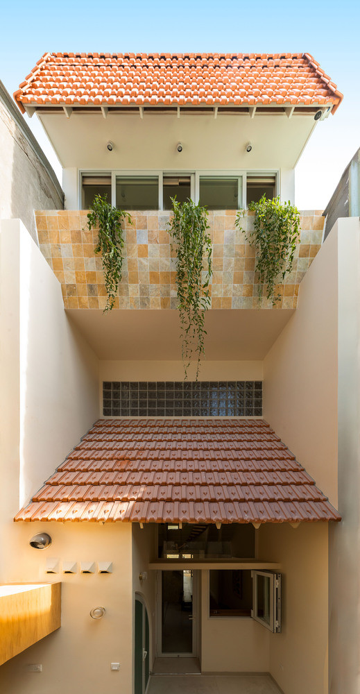 Được thiết kế theo phong cách mộc mạc và tối giản, ngôi nhà kết hợp các vật liệu thô mang lại cảm giác ấm áp và thư giãn cho gia chủ. Ảnh: Minq Bui