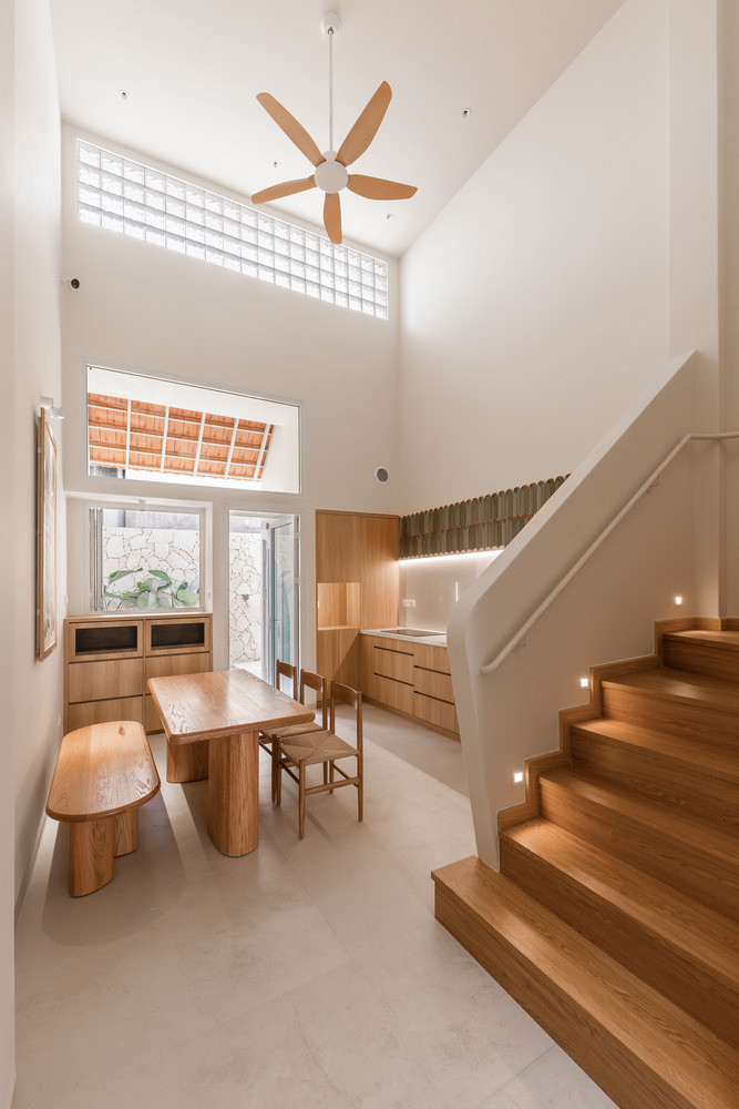 Khu bếp và bàn ăn nhỏ gọn với nội thất gỗ chủ đạo. Ảnh: Minq Bui