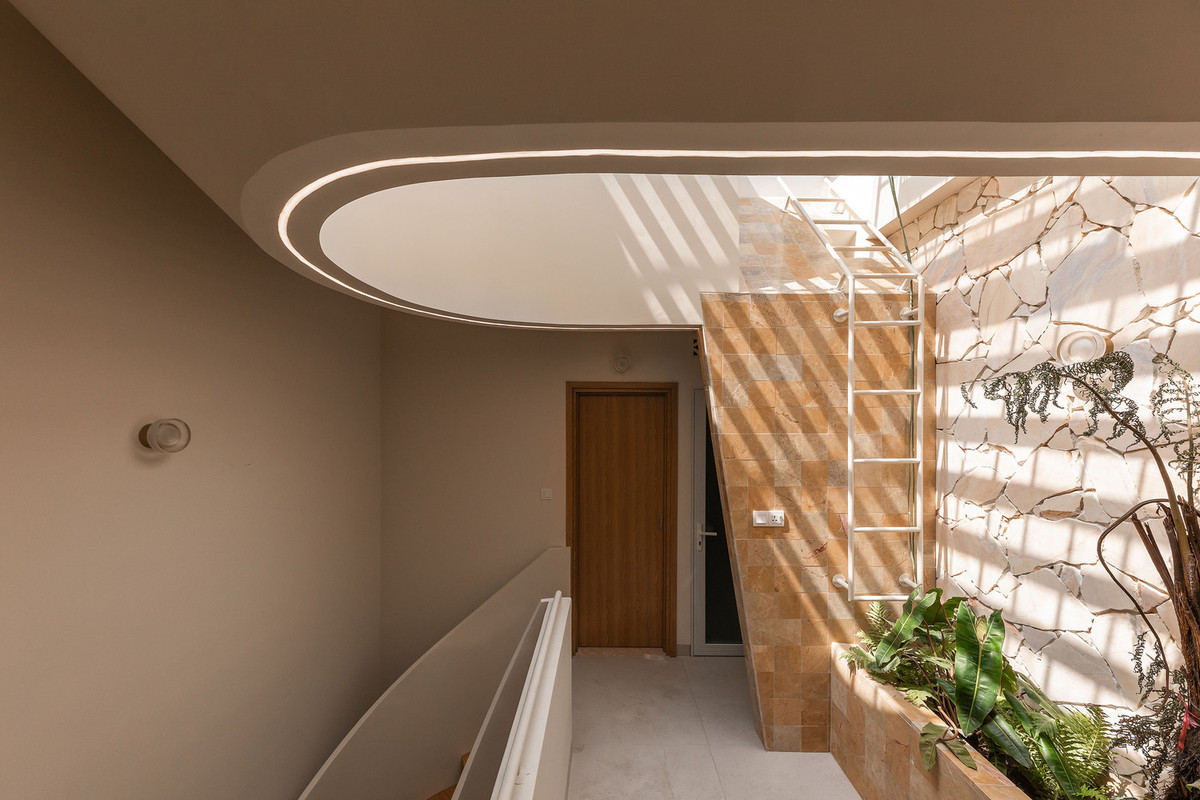 Giếng trời thiết kế độc đáo cho ánh nắng xuyên qua đồng thời tăng cường thông gió. Ảnh: Minq Bui