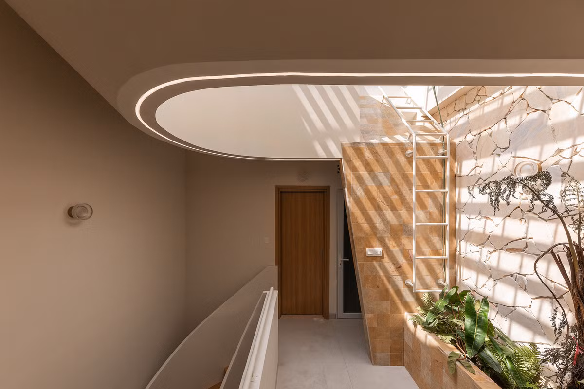 Giếng trời thiết kế độc đáo cho ánh nắng xuyên qua đồng thời tăng cường thông gió. Ảnh: Minq Bui