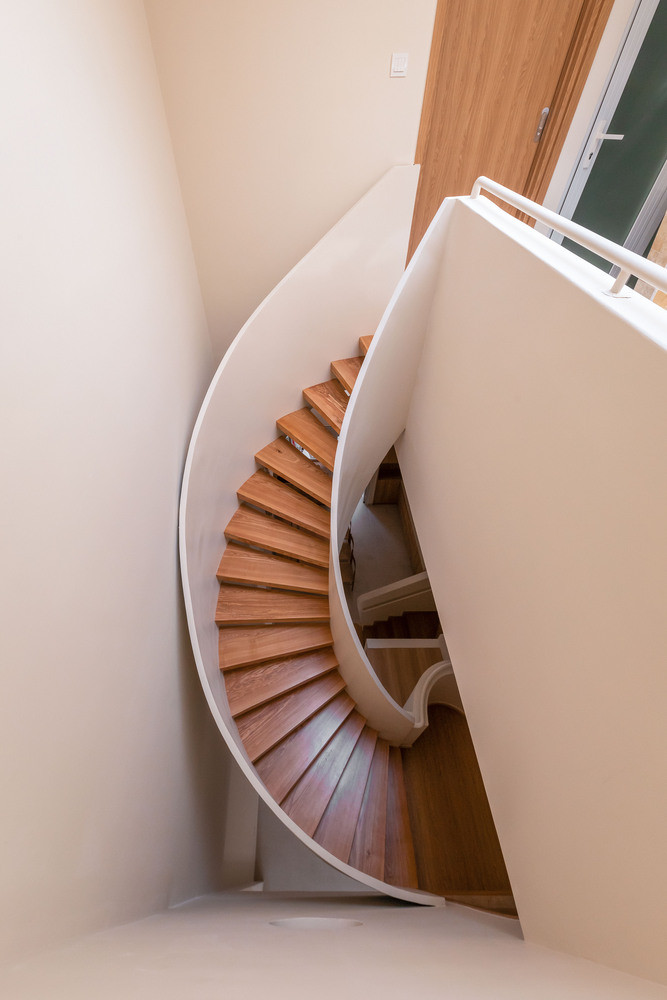 Cầu thang uốn lượn là xương sống, là lá phổii của căn nhà. Ảnh: Minq Bui