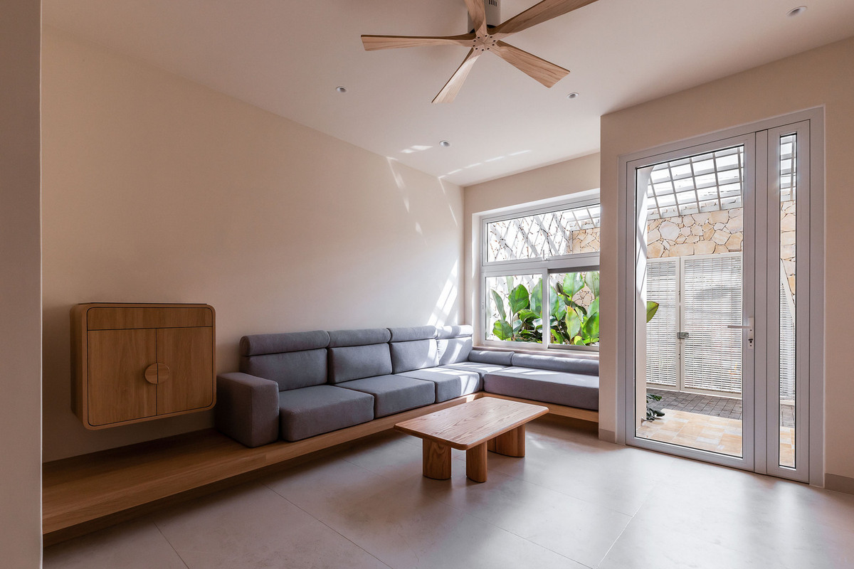 Không gian phòng khách đơn giản, ngập ánh sáng. Ảnh: Minq Bui