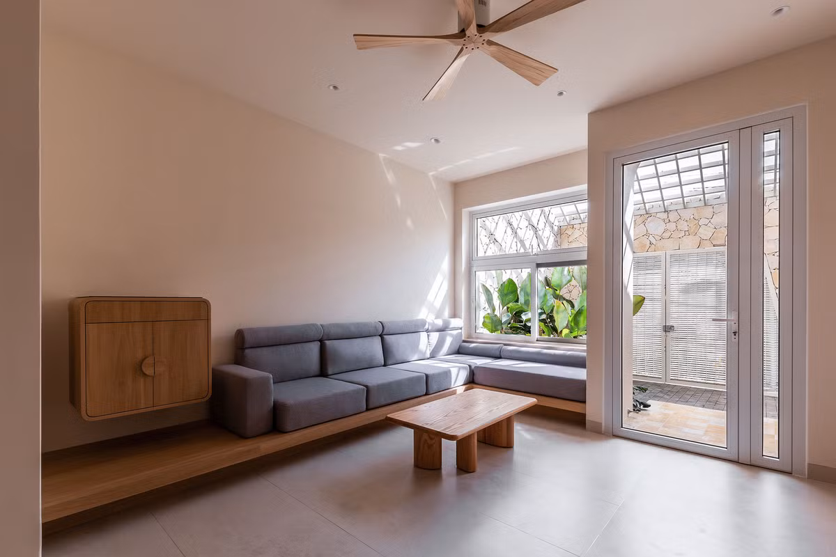 Không gian phòng khách đơn giản, ngập ánh sáng. Ảnh: Minq Bui