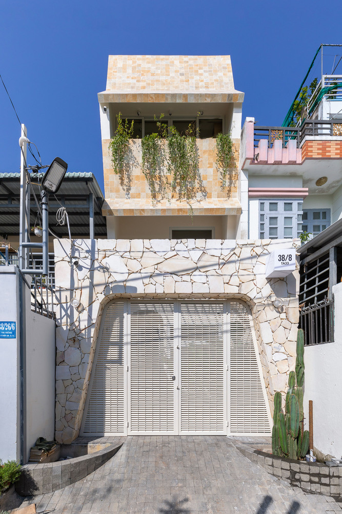 Cổng vào ốp đá tự nhiên trông giống như một pháo đài nằm giữa lòng Sài Gòn. Ảnh: Minq Bui