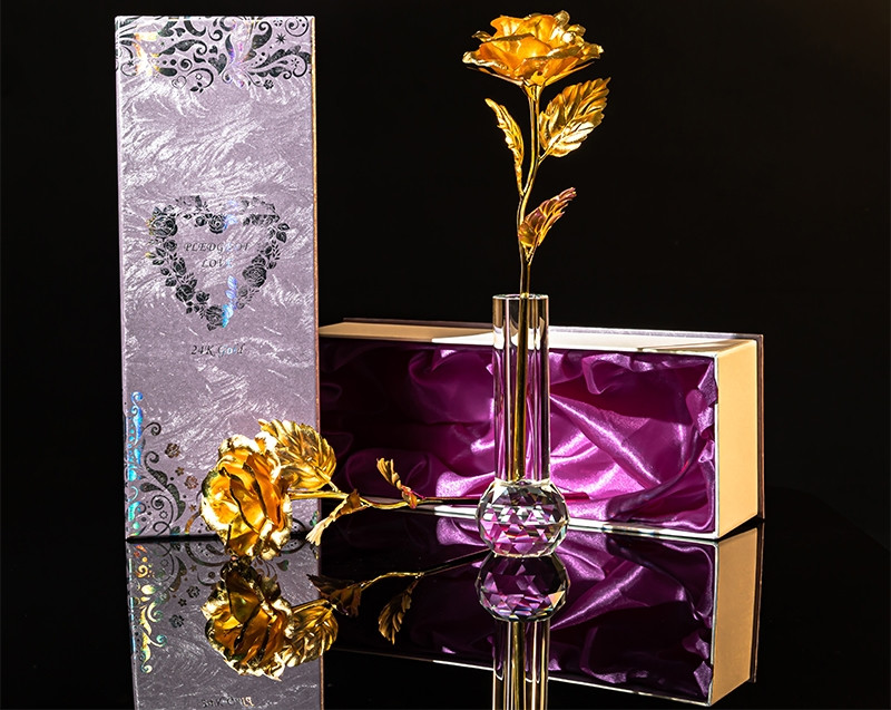 Vài trăm nghìn đồng một bông hoa hồng mạ vàng ngày 8/3 Vai tram nghin dong mot bong hoa hong ma vang ngay 8/3