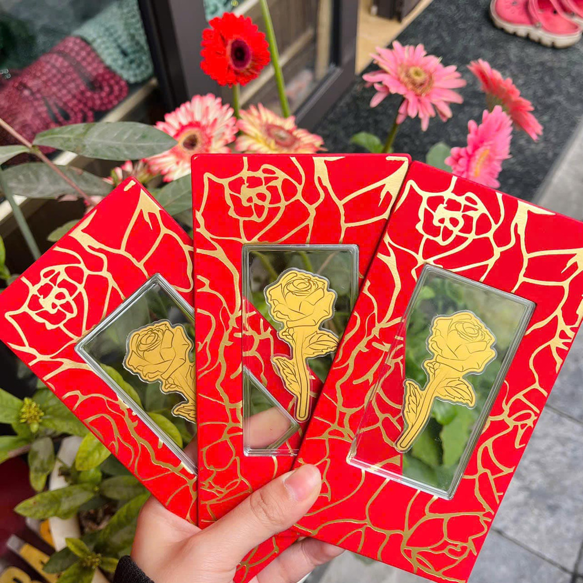 Vài trăm nghìn đồng một bông hoa hồng mạ vàng ngày 8/3 - Hình 4 Vai tram nghin dong mot bong hoa hong ma vang ngay 8/3-Hinh-4