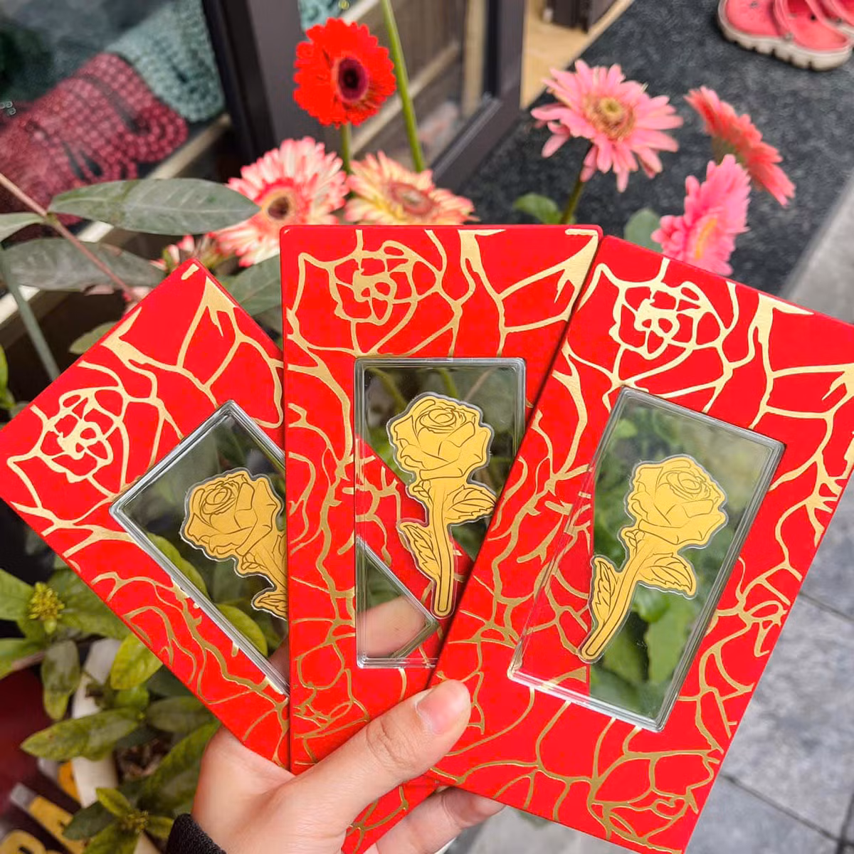 Vai tram nghin dong mot bong hoa hong ma vang ngay 8/3-Hinh-4