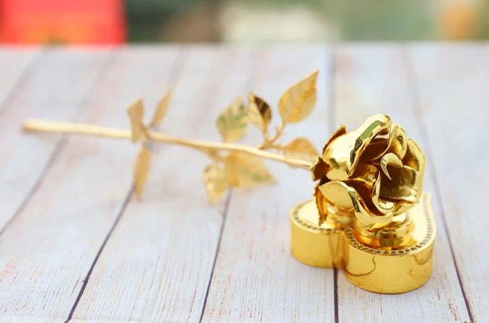 Vài trăm nghìn đồng một bông hoa hồng mạ vàng ngày 8/3 - Hình 2 Vai tram nghin dong mot bong hoa hong ma vang ngay 8/3-Hinh-2