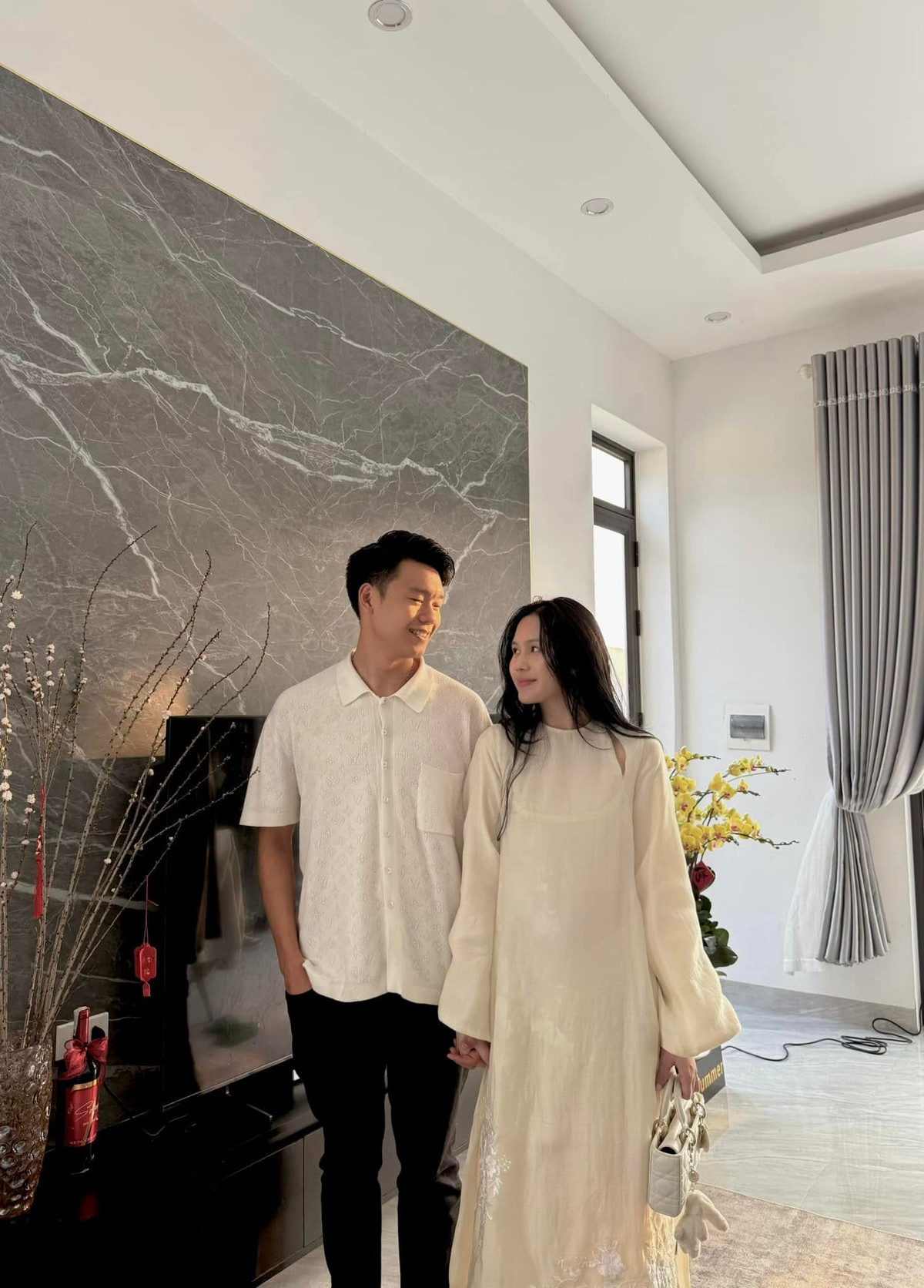 Bên trong nhà cũng có gam màu trắng chủ đạo. Ảnh: FB Ngô Tố Uyên