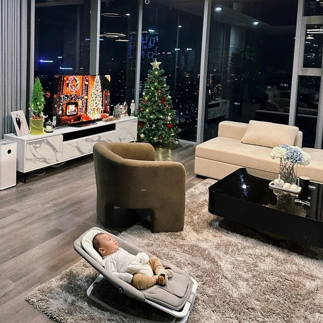 Hai mặt phòng khách được lắp kính từ sàn nhà đến trần, có thể nhìn được toàn bộ view bên ngoài thành phố. Ảnh: FB Ngô Tố Uyên