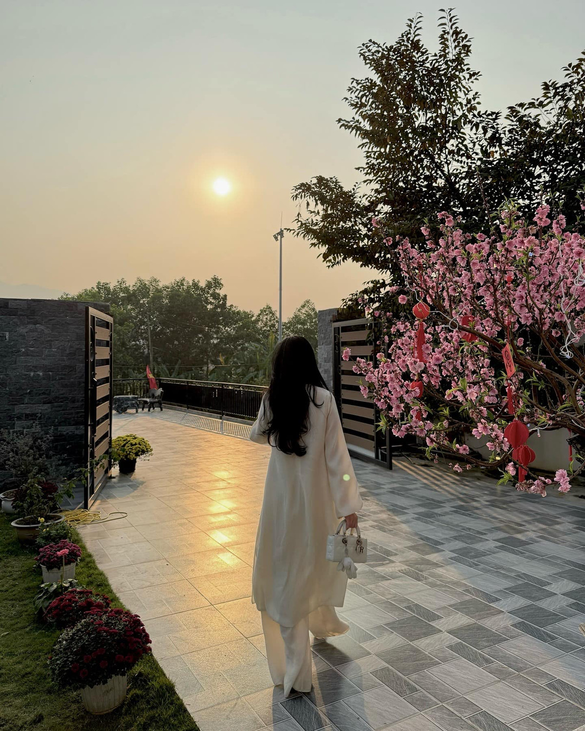 Phía trước ngôi nhà là khoảng sân rộng. Ảnh: FB Ngô Tố Uyên