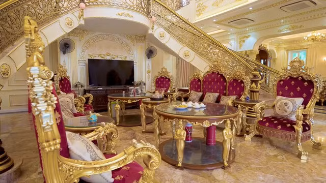 Phòng khách rộng 100m2 với đá tự nhiên được dùng để ốp sàn. Ảnh: Odditycentral