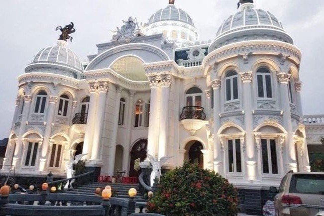 Tổng diện tích khu đất lên tới hơn 1.000m2, phần nhà ở chỉ chiếm 560m2, phần còn lại là lối đi chứa được 10 xe ô tô và khoảnh vườn rộng 200 m2 nằm ngay trước mặt tòa nhà. Ảnh: Odditycentral