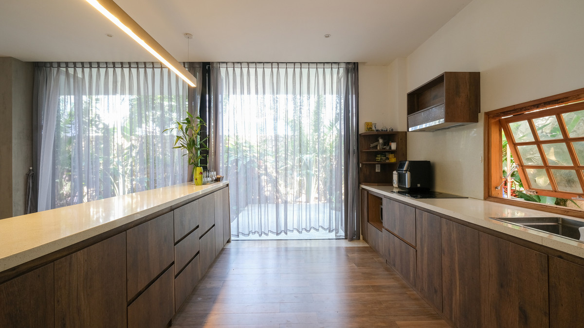 Phòng bếp ngập tràn ánh nắng. Ảnh: Kiến trúc Chơn