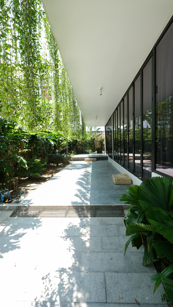 Các khoảng sân vườn không chỉ được bố trí ở tầng 1 mà còn đan xen khắp các không gian bên trong. Đó là vườn cây ngoài hành lang thông giữa 2 phòng ngủ chính, là vườn cây trên sân thượng... Ảnh: Kiến trúc Chơn