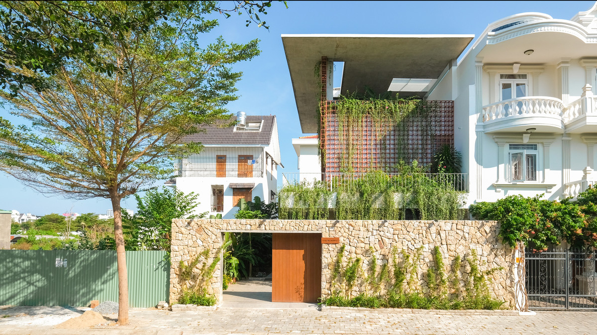 Lấy phong cách nhiệt đới (tropical) làm chủ đạo, ngôi nhà mang trong mình sự yên bình hiếm có tại Nha Trang. Ảnh: Kiến trúc Chơn