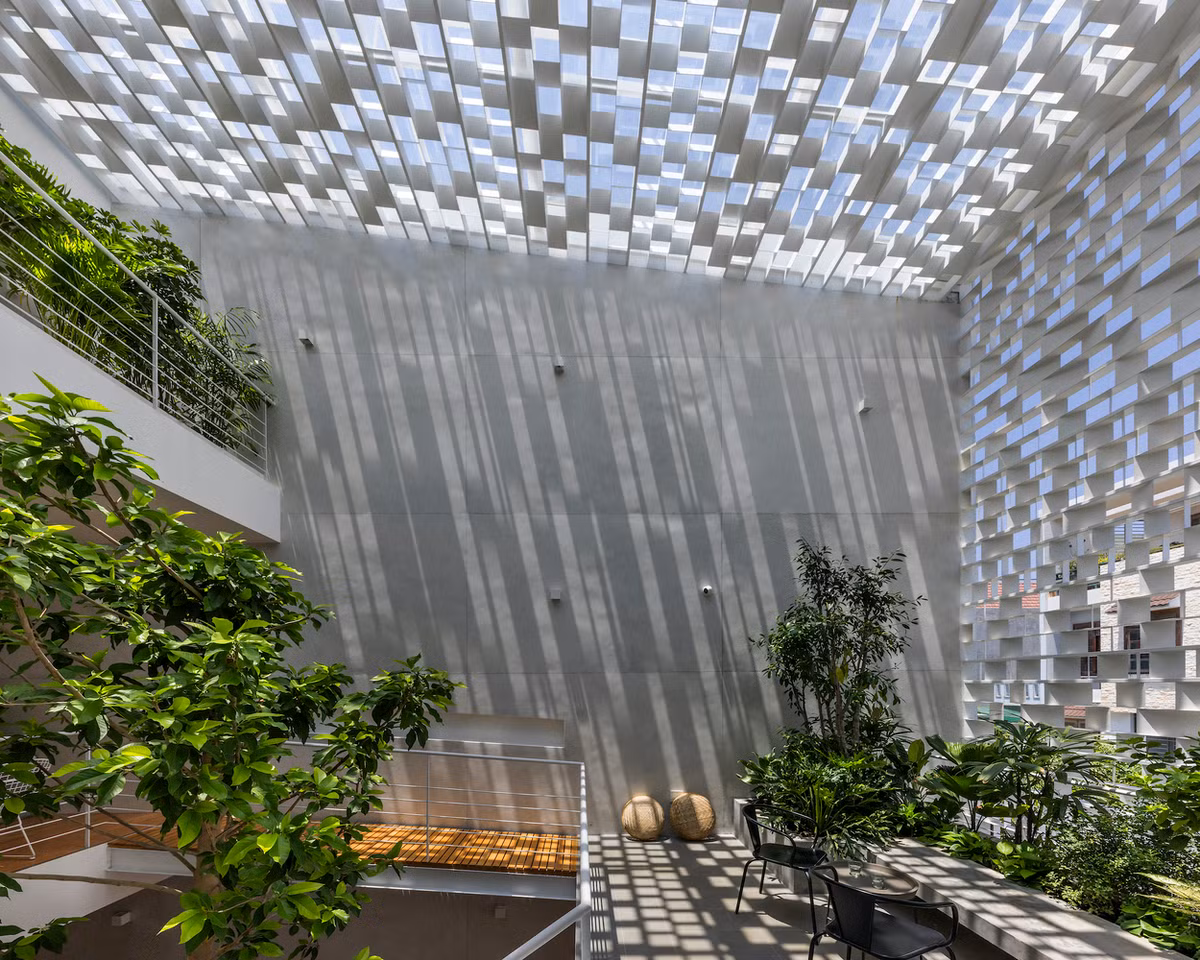 Khu vườn phía trước được bao phủ bởi cây xanh và các lam che nắng với nhiều kích cỡ, đóng vai trò như một vùng đệm cho mặt tiền phía Tây. Ảnh: Hiroyuki Oki