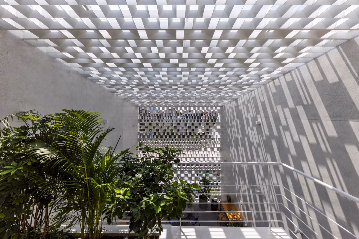 Hệ lam che nắng được tạo ra từ các tấm thép có nhiều góc độ khác nhau, xếp chồng lên nhau, tạo nên họa tiết bóng đổ đa dạng theo từng thời điểm trong ngày. Ảnh: Hiroyuki Oki