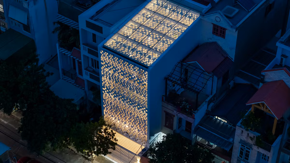 Còn các tấm sàn mở được chèn vào từ tầng 2 trở lên và mái. Ảnh: Hiroyuki Oki