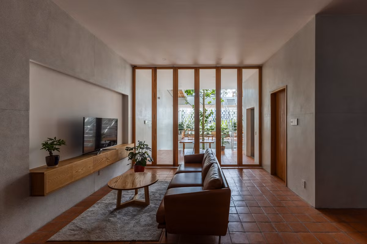 Công trình được xây dựng trên “khoảng trống” còn lại giữa các ngôi nhà lân cận. Tầng 1 làm nền tảng cho các phòng giải trí, phòng riêng. Ảnh: Hiroyuki Oki