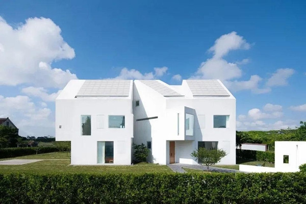 Được bao quanh bởi những cánh đồng, vườn cây, ruộng lúa nên kiến trúc sư thiết kế 77 ô cửa sổ với đủ hình dạng khác nhau cho ngôi nhà, giúp kết nối gia chủ với cảnh quan thiên nhiên bên ngoài. Ảnh: The Paper